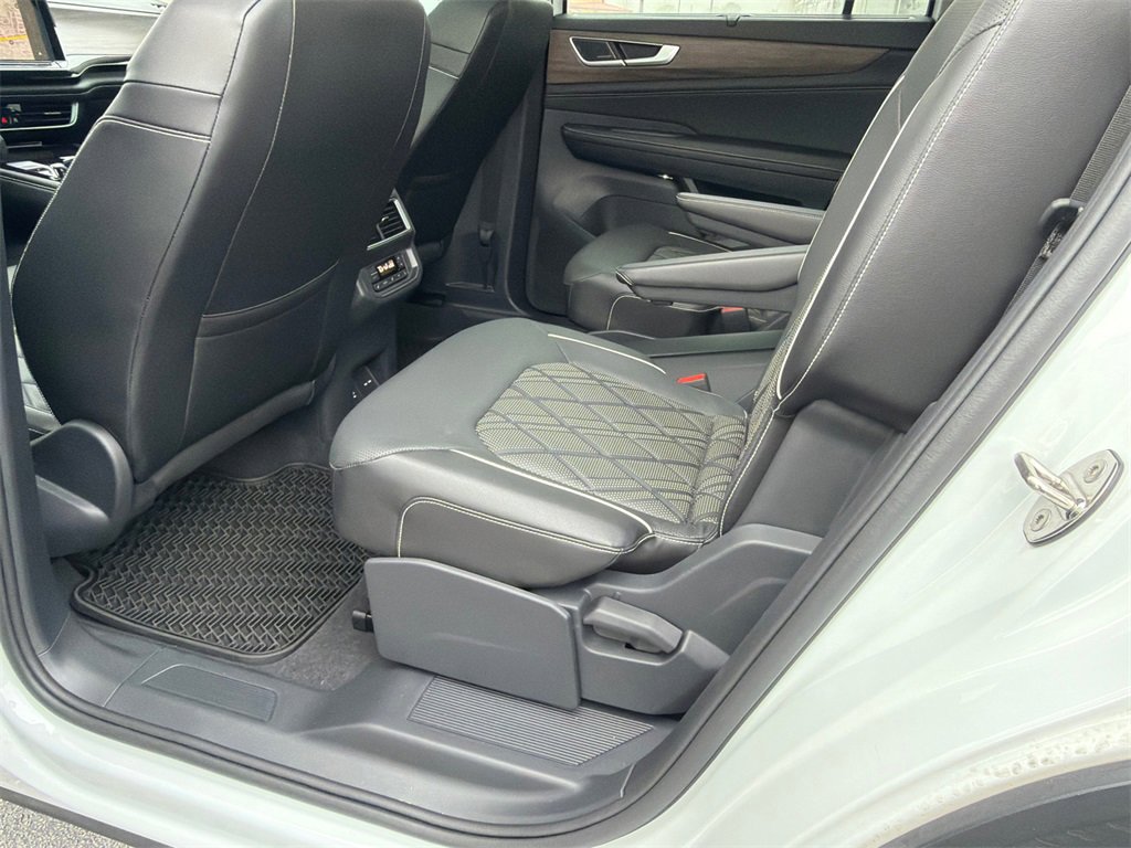Used 2024 Volkswagen Atlas SEL Premium R-Line image 21