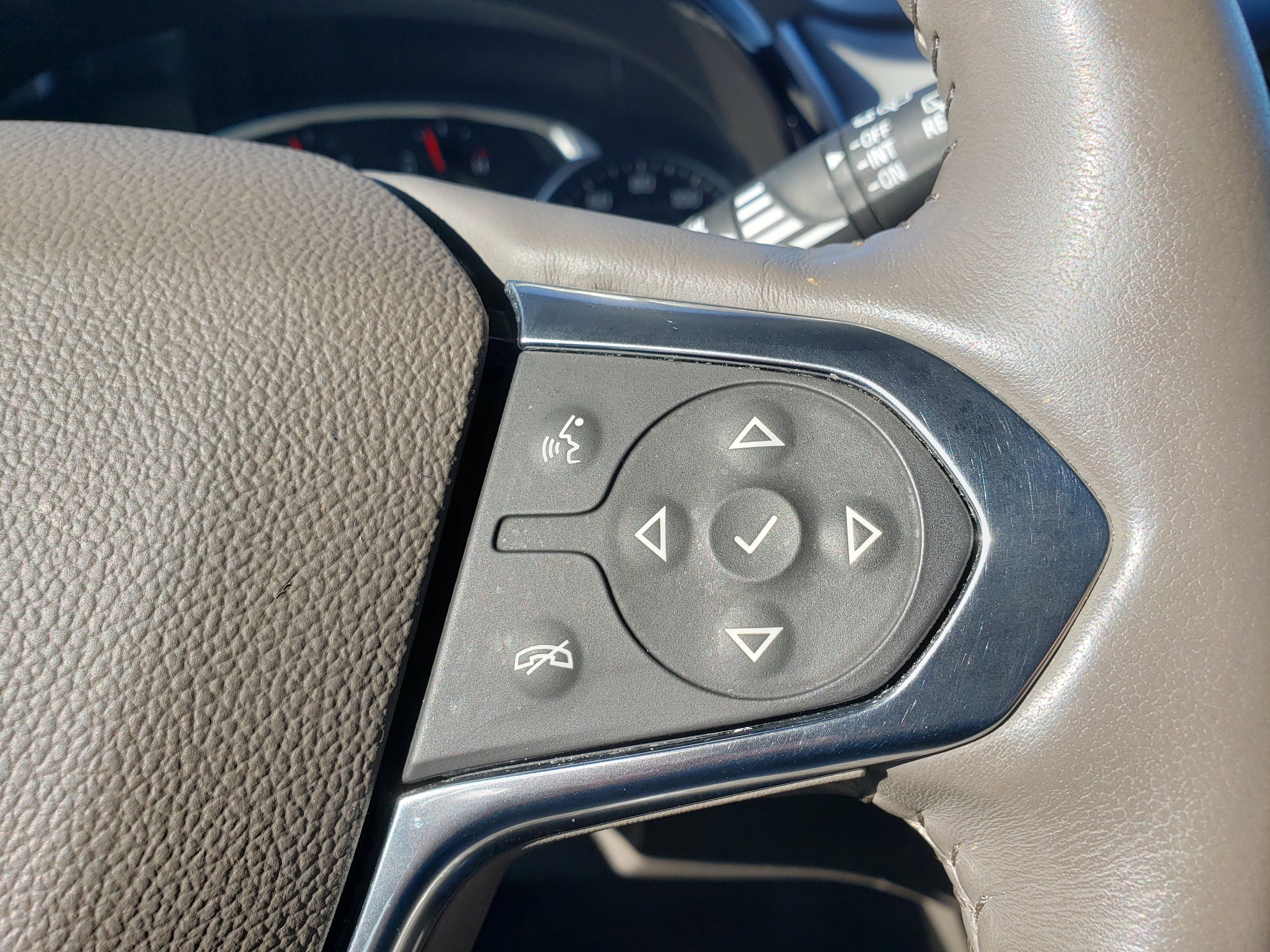 Used 2020 Chevrolet Traverse LT image 16