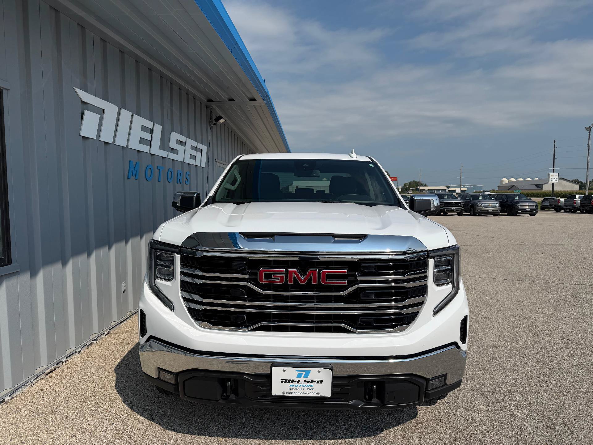 Used 2023 GMC Sierra 1500 SLT AWD/4WD image 3