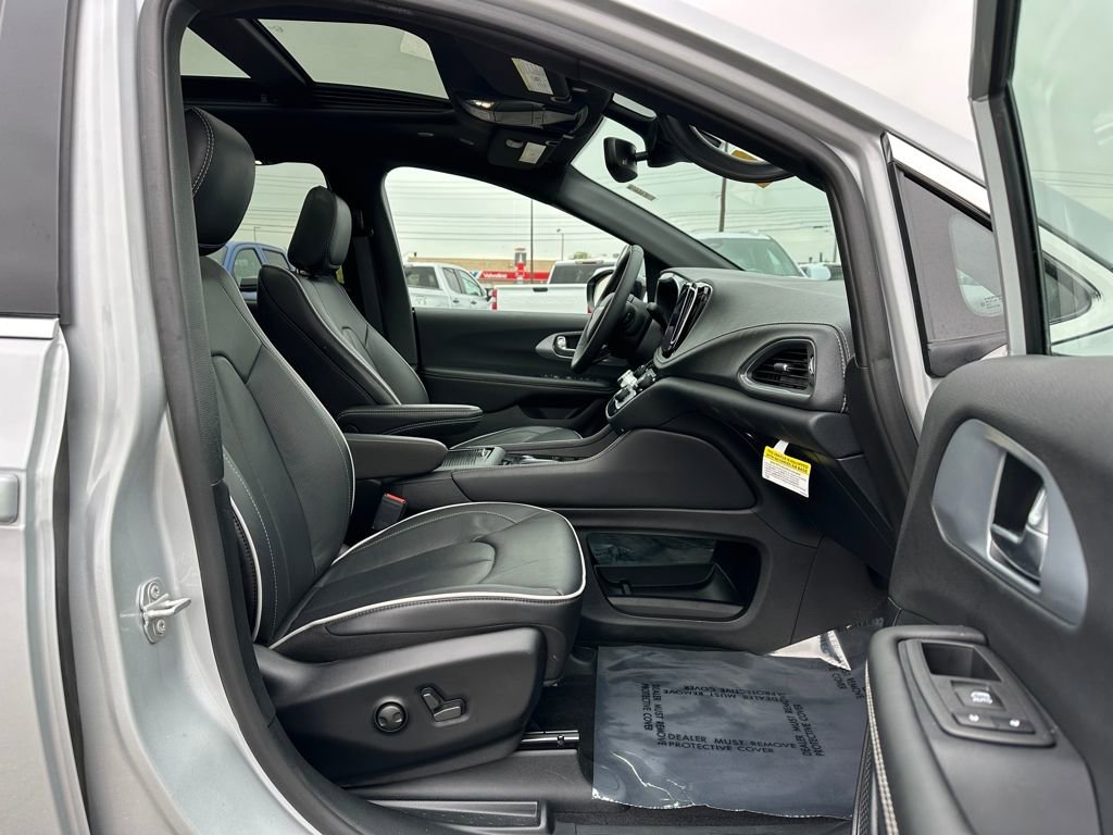 Used 2026 Chrysler Pacifica Limited FWD image 20
