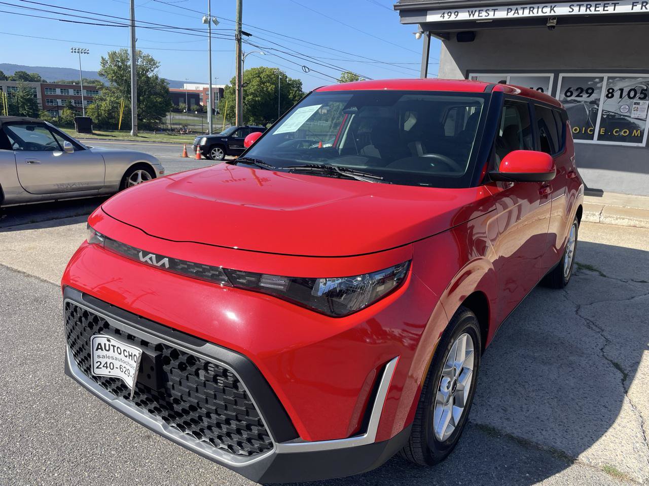 Used 2025 Kia Soul LX w/ LX Technology Package FWD image 2