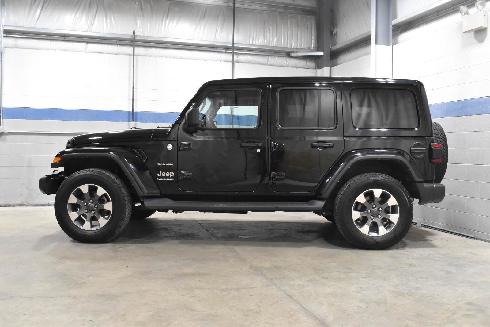 Used 2023 Jeep Wrangler Unlimited Sahara w/ LED Lighting Group AWD/4WD image 18