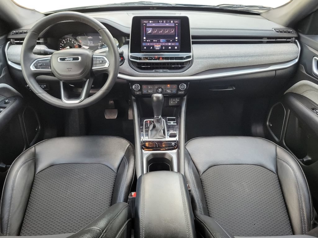 Used 2025 Jeep Compass Latitude w/ Sun & Sound Group AWD/4WD image 11