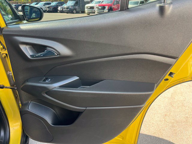 Used 2024 Chevrolet Trax RS w/ Sunroof Package FWD image 12