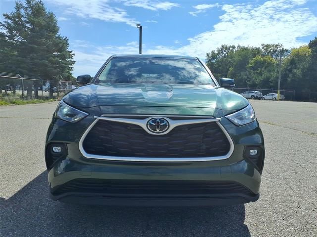 Used 2024 Toyota Highlander LE image 2