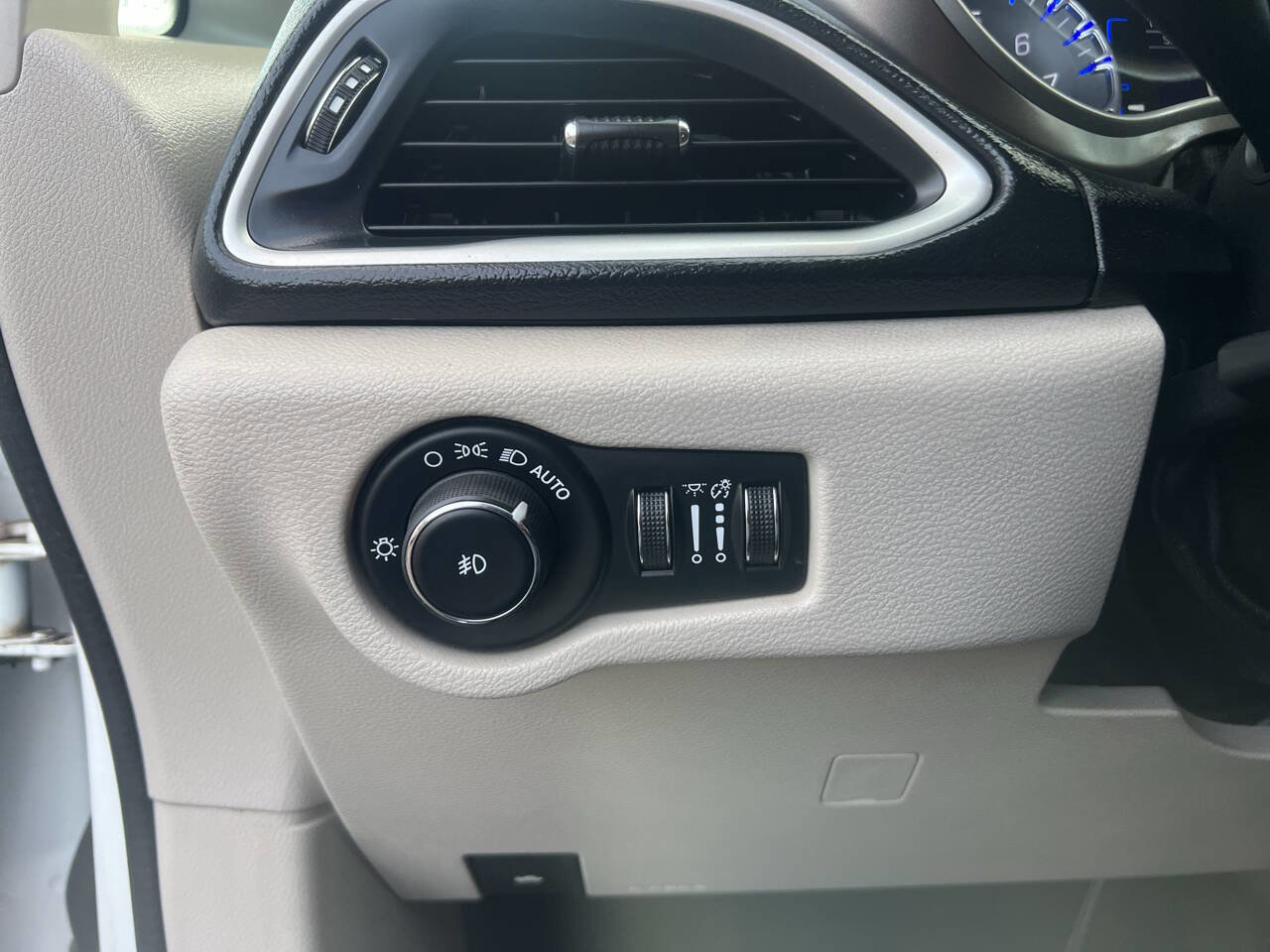 Used 2020 Chrysler Pacifica Touring-L image 24