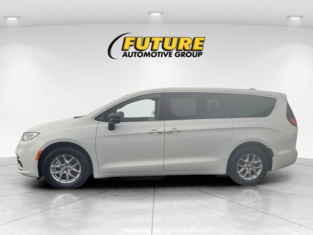 Used 2024 Chrysler Pacifica Touring image 6