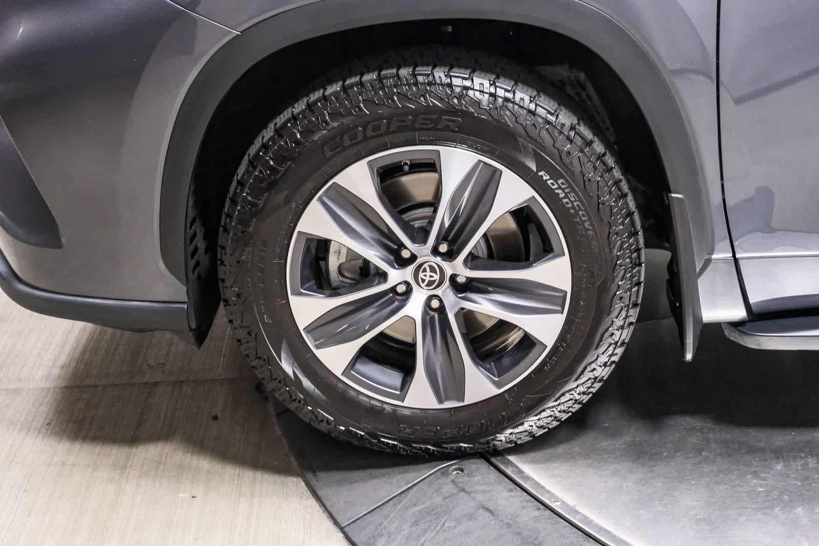 Used 2020 Toyota Highlander XLE AWD/4WD image 10