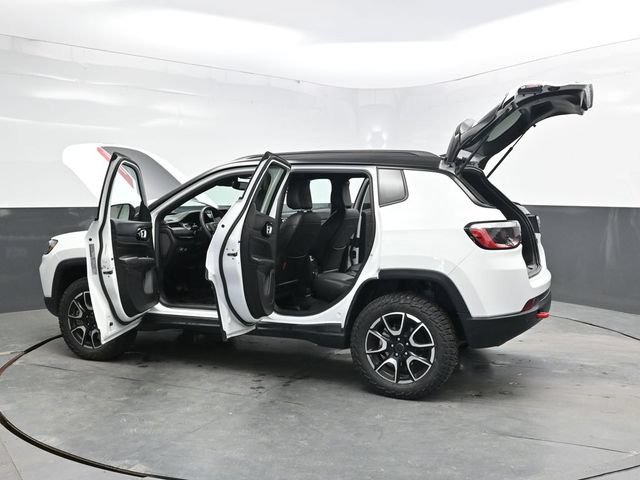 Used 2025 Jeep Compass Trailhawk AWD/4WD image 38
