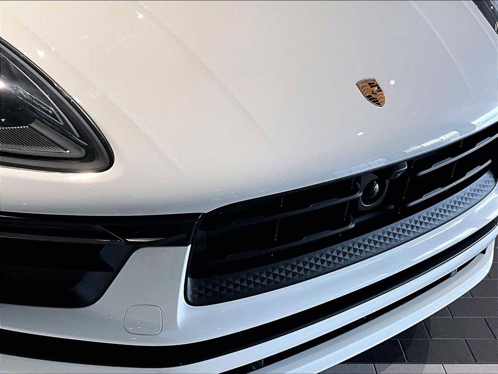 Used 2025 Porsche Macan image 32