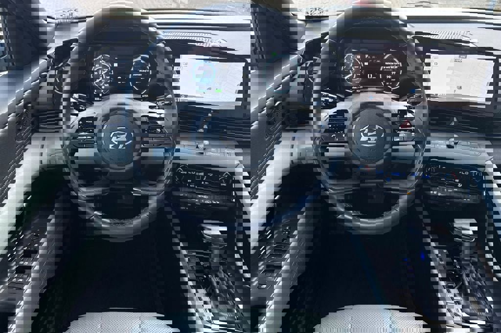 Used 2025 Hyundai Elantra Limited image 12