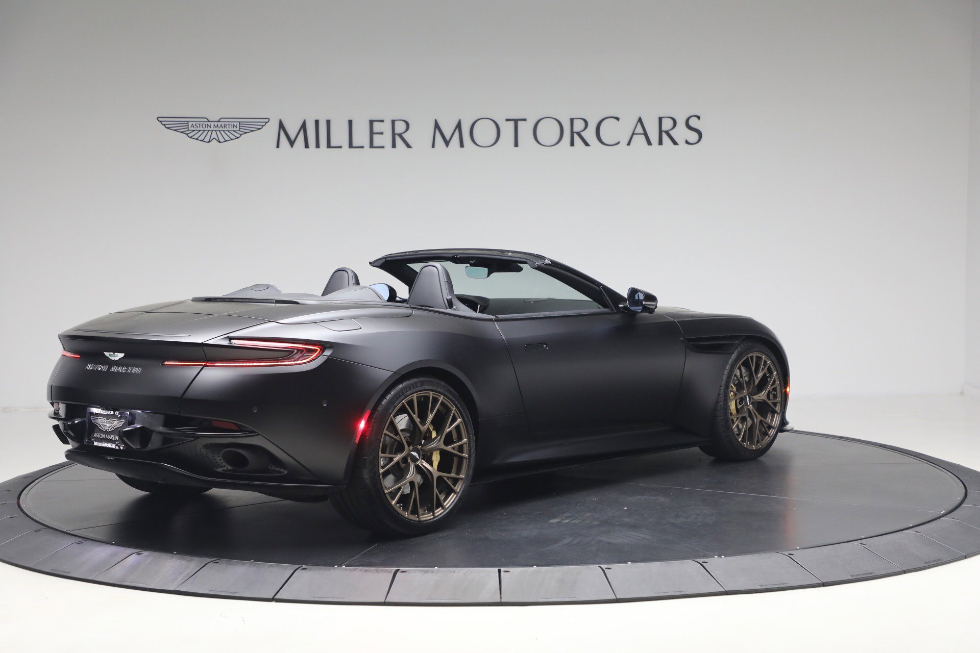 Used 2024 Aston Martin DB12 Convertible RWD image 8