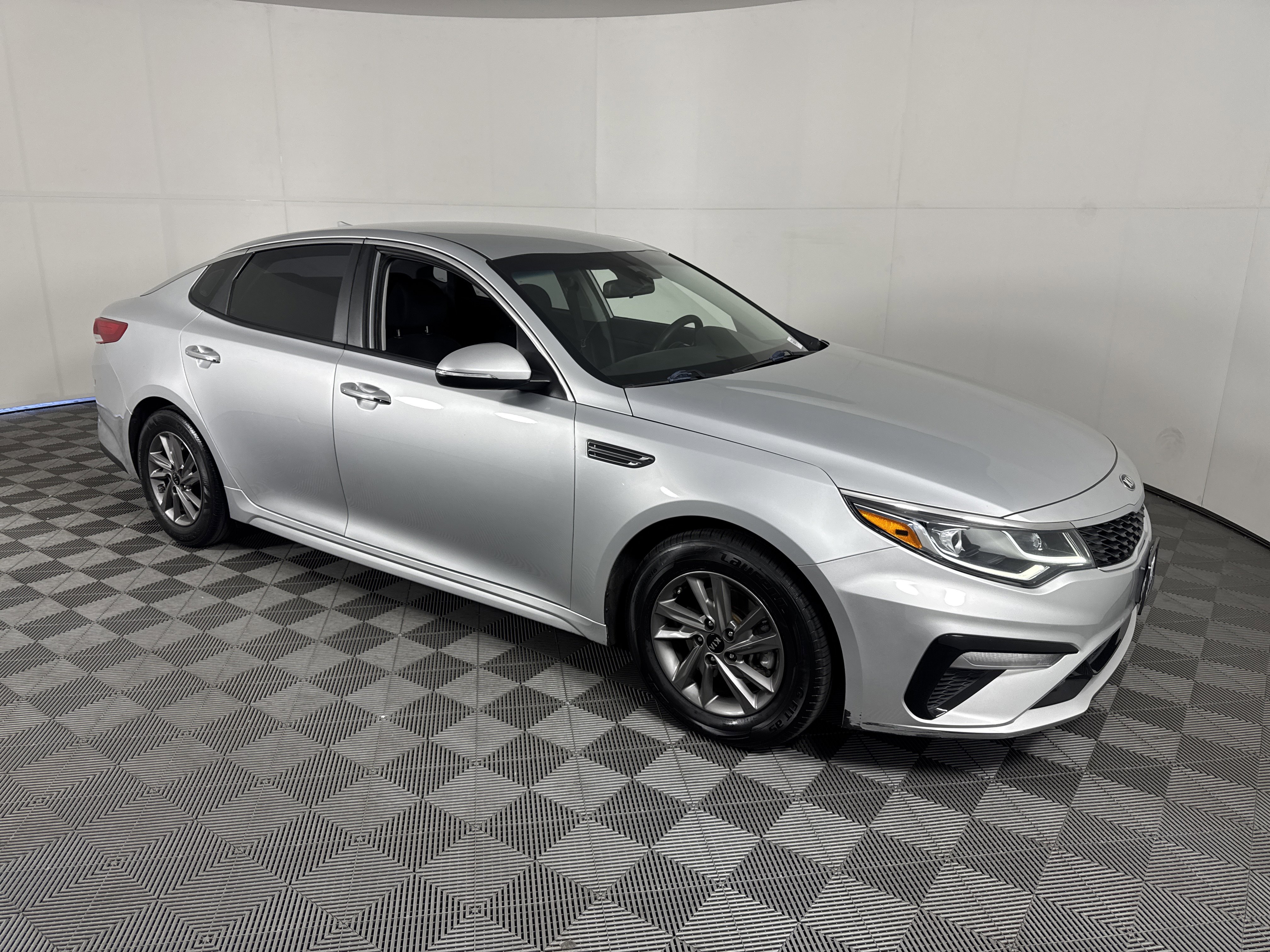Used 2020 Kia Optima LX FWD image 2
