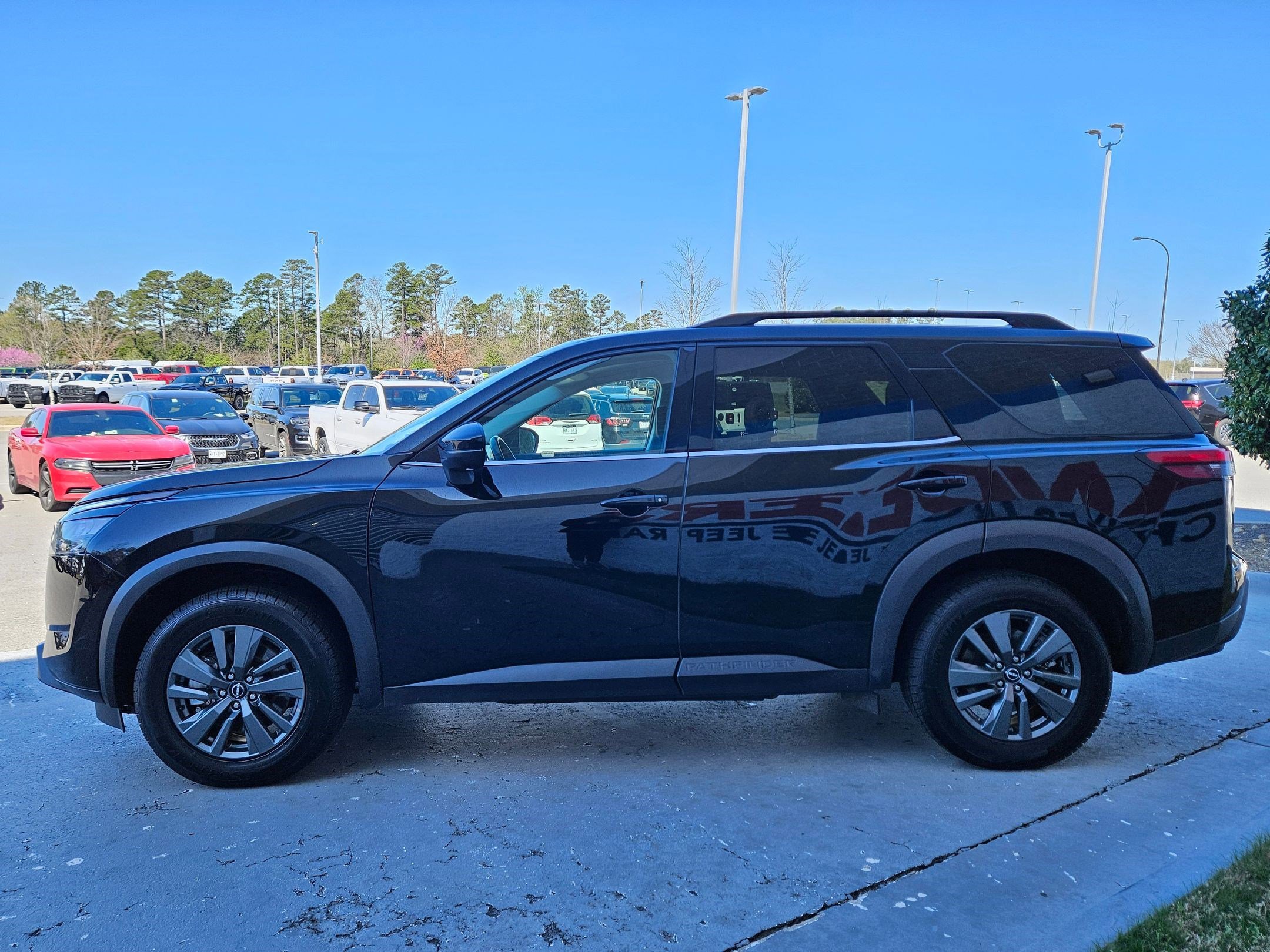 Used 2024 Nissan Pathfinder SV image 4