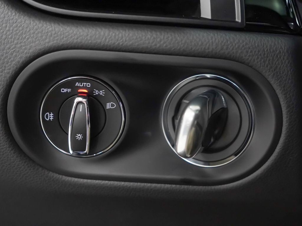 Certified 2026 Porsche Macan AWD/4WD image 17