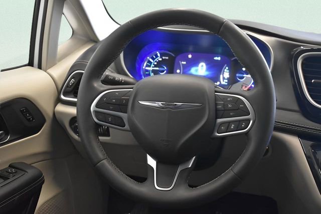 Used 2023 Chrysler Pacifica Touring-L image 26