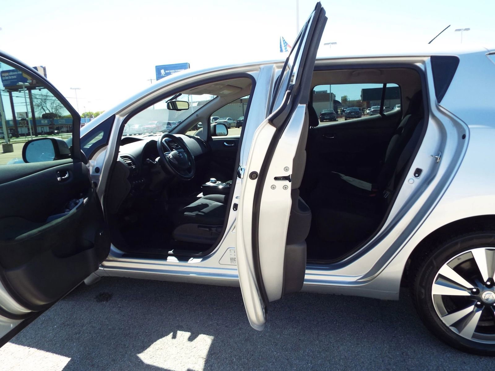 Used 2016 Nissan Leaf SV w/ Premium Package image 13