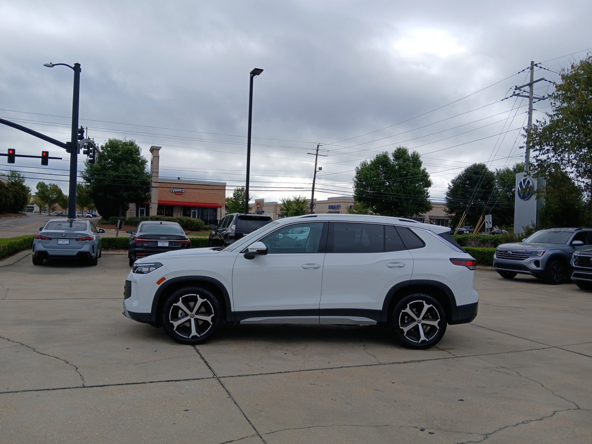 New 2026 Volkswagen Tiguan SE FWD image 4