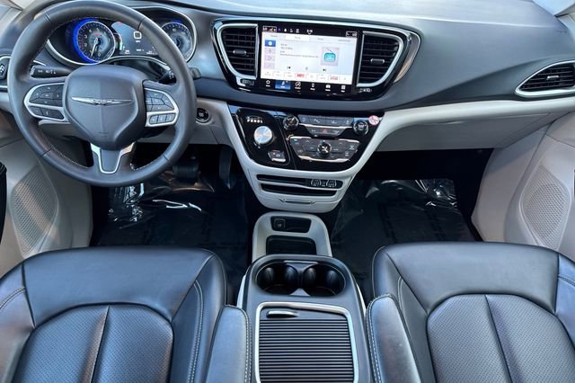 Used 2023 Chrysler Pacifica Touring-L image 15