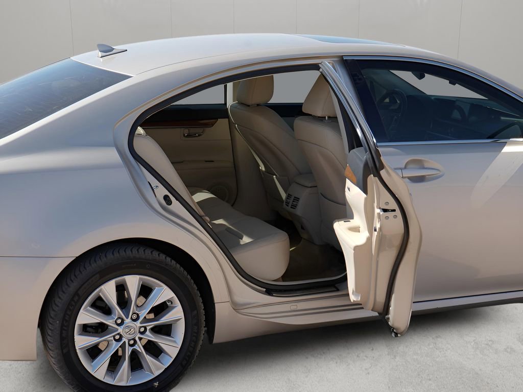 Used 2013 Lexus ES 300h w/ Luxury Pkg image 4