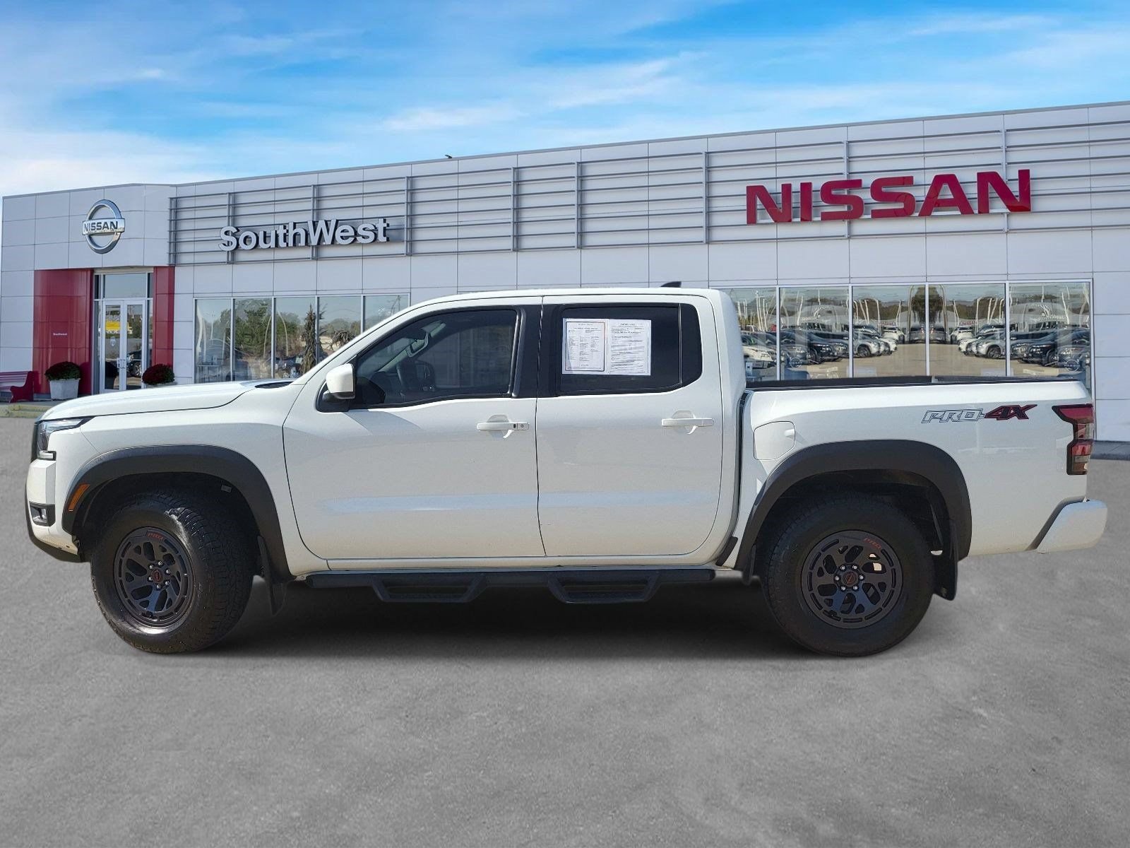 Used 2025 Nissan Frontier PRO-4X AWD/4WD image 9
