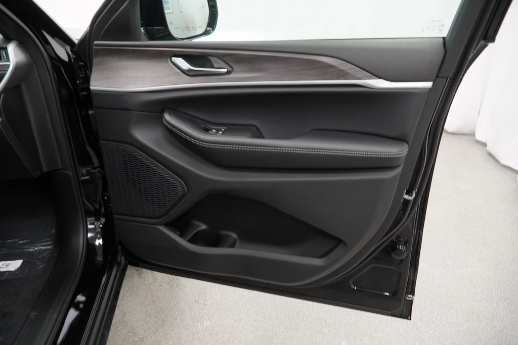 New 2025 Jeep Grand Cherokee Limited w/ Trailer Tow Package image 33