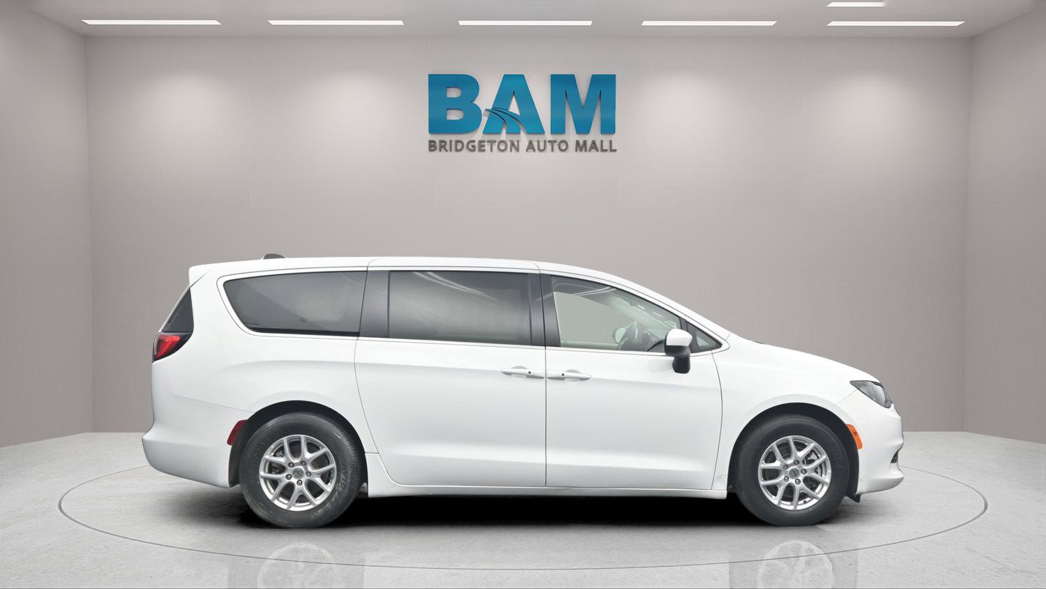 Used 2023 Chrysler Voyager LX image 7