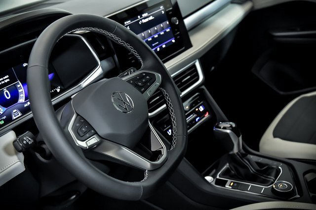Certified 2025 Volkswagen Taos SE w/ Panoramic Sunroof Package image 10