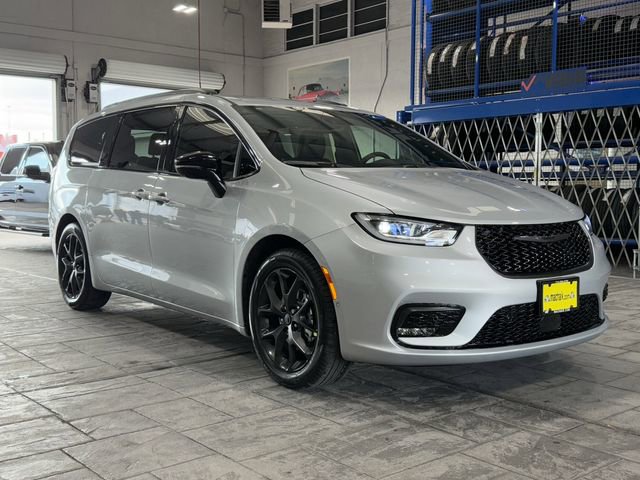 New 2026 Chrysler Pacifica Select w/ S Appearance Package image 2