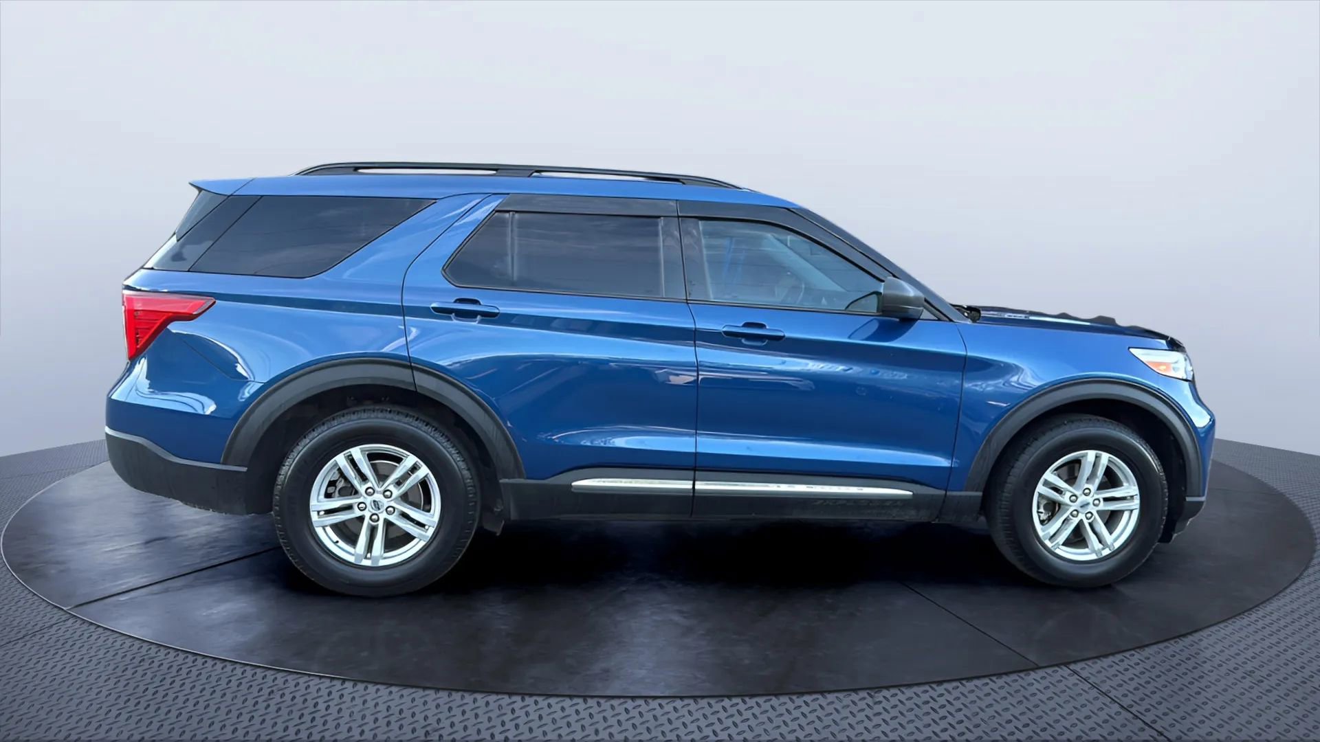 Used 2021 Ford Explorer XLT w/ Equipment Group 202A image 6