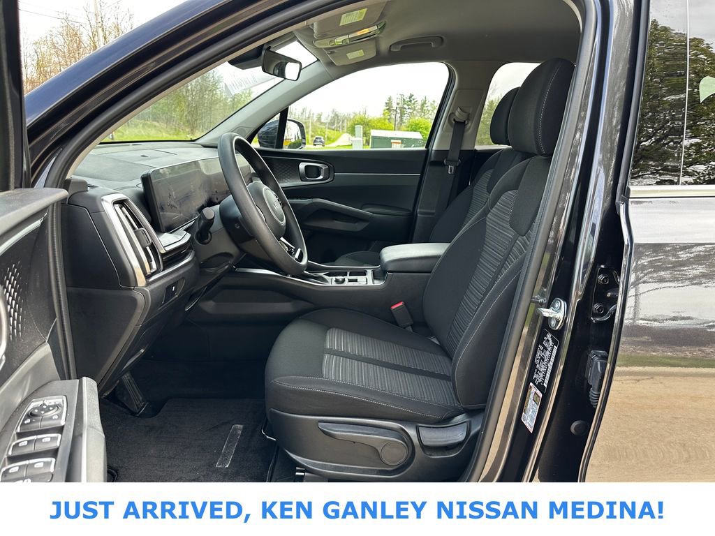 Used 2025 Kia Sorento LX FWD image 13