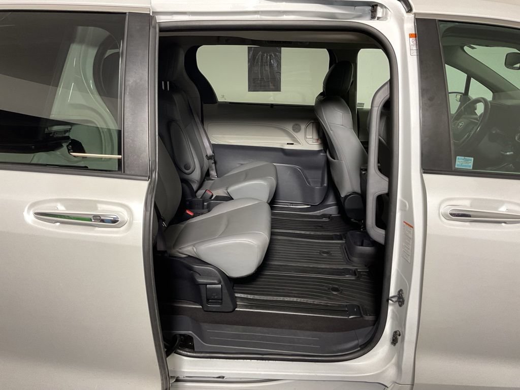 Used 2022 Toyota Sienna XLE FWD image 35