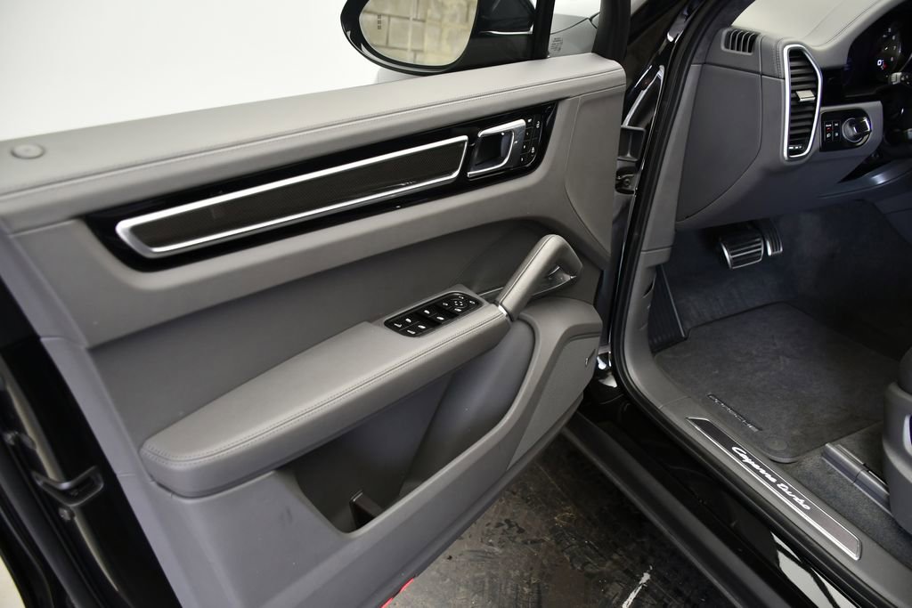 Certified 2023 Porsche Cayenne Turbo AWD/4WD image 4