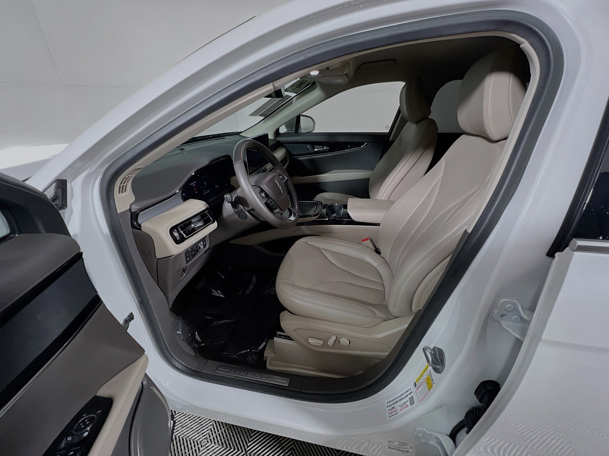 Used 2022 Lincoln Nautilus FWD w/ Premium Package image 15