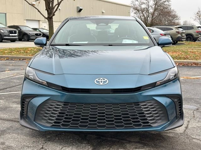 Used 2025 Toyota Camry SE image 2
