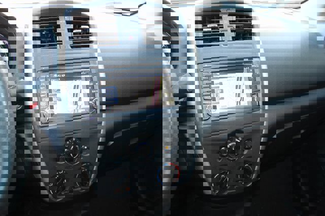 Used 2015 Nissan Versa SL image 6