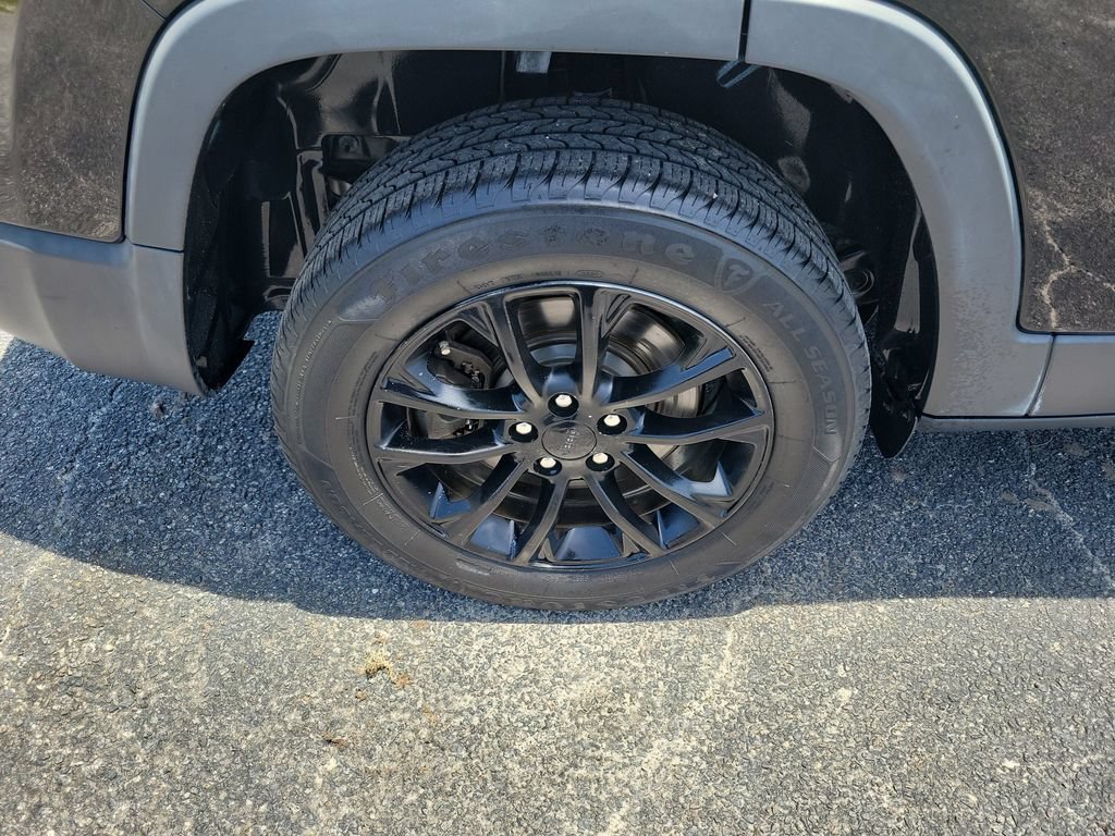 Used 2019 Jeep Cherokee Latitude w/ Popular Appearance Group FWD image 8