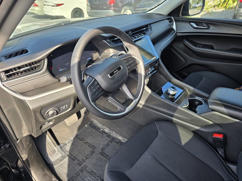 Used 2023 Jeep Grand Cherokee Laredo X image 19