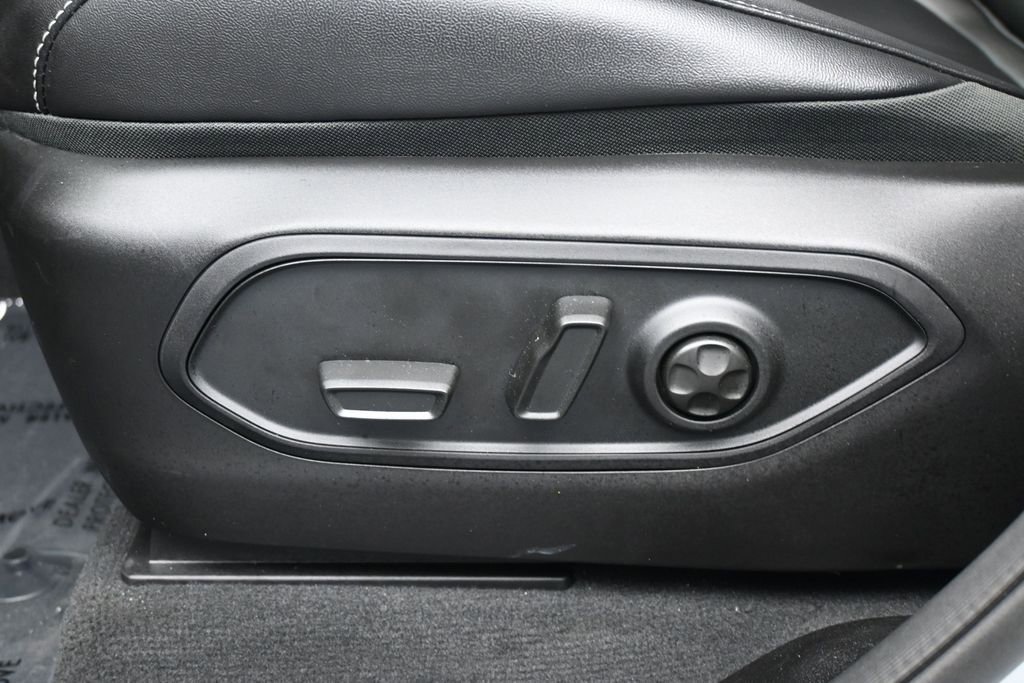 Used 2025 Jeep Grand Cherokee L Limited RWD image 12