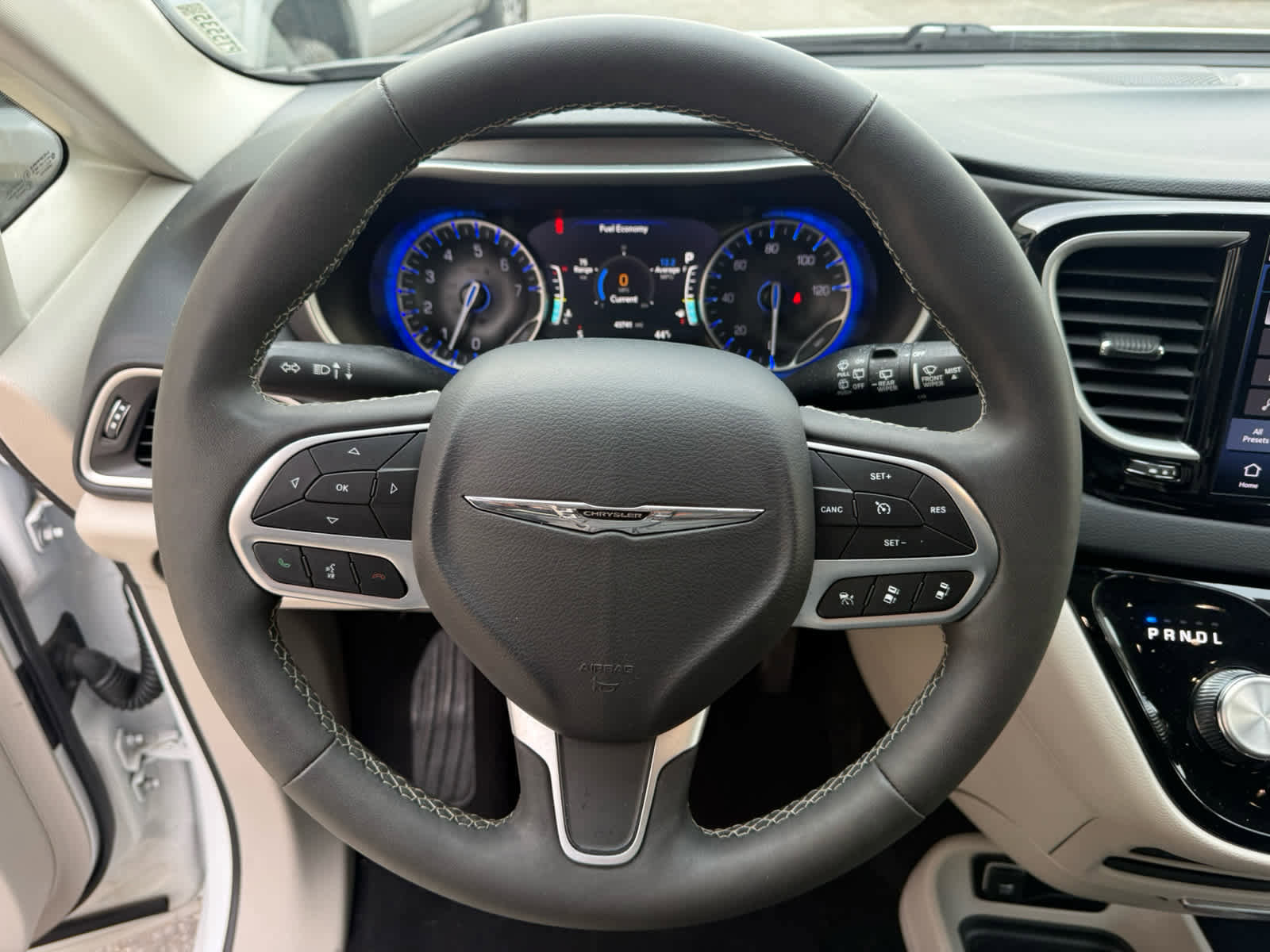 Used 2024 Chrysler Pacifica Touring-L FWD image 2