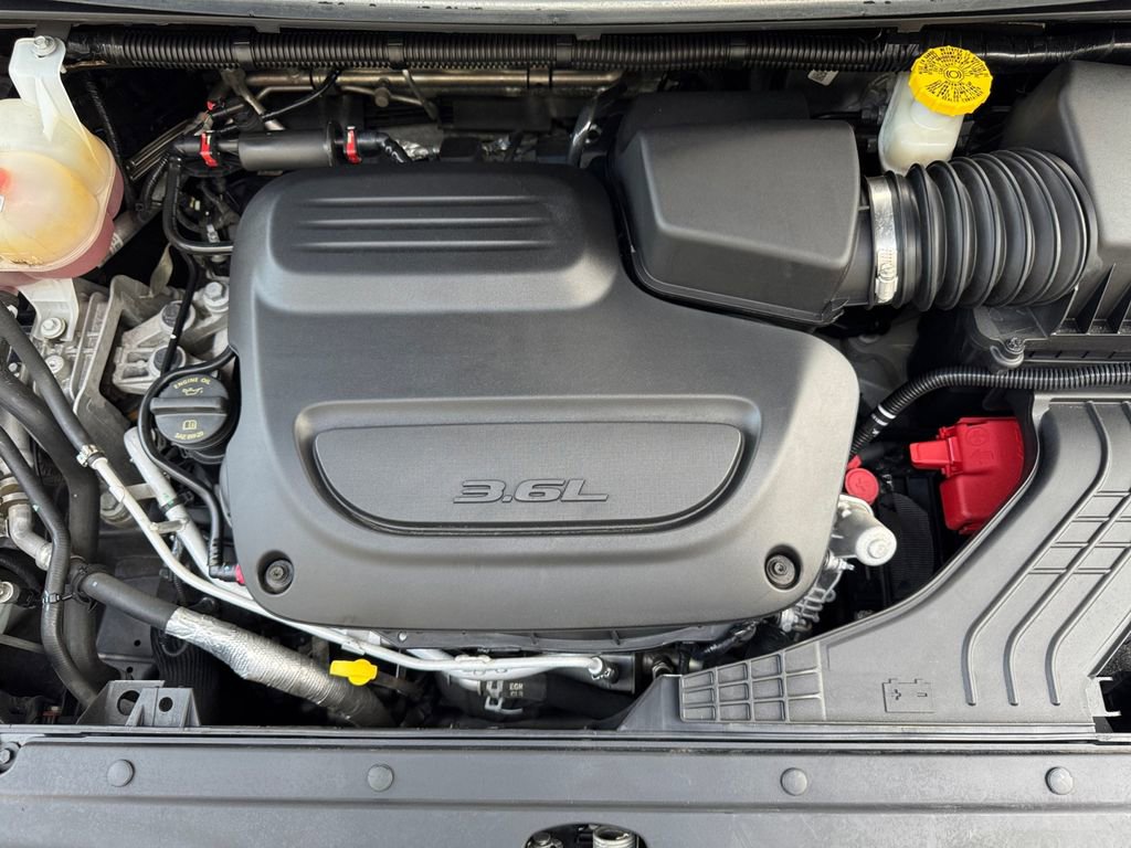 Used 2022 Chrysler Pacifica Touring-L image 9