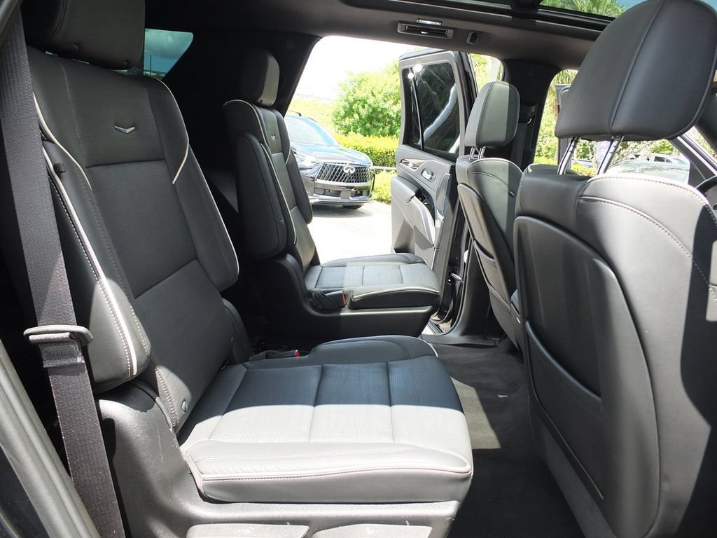 Used 2024 Cadillac Escalade Premium Luxury AWD/4WD image 24
