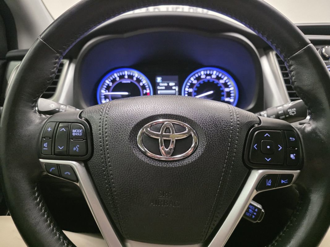 Used 2017 Toyota Highlander SE image 29