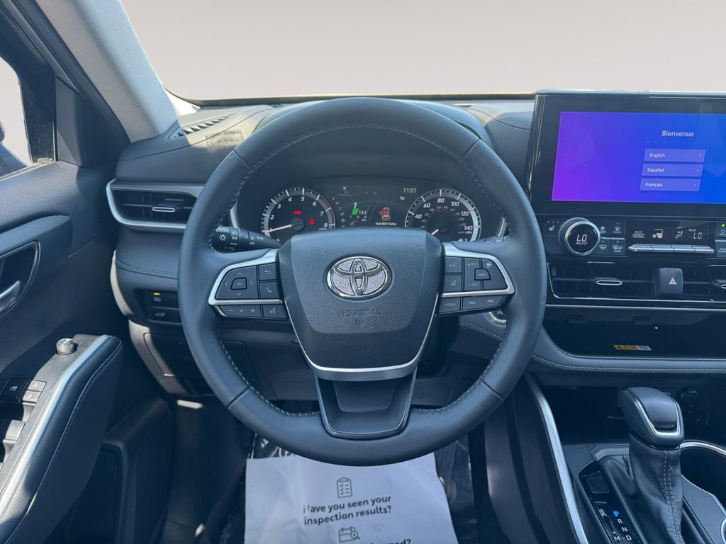 Used 2023 Toyota Highlander XLE FWD image 12