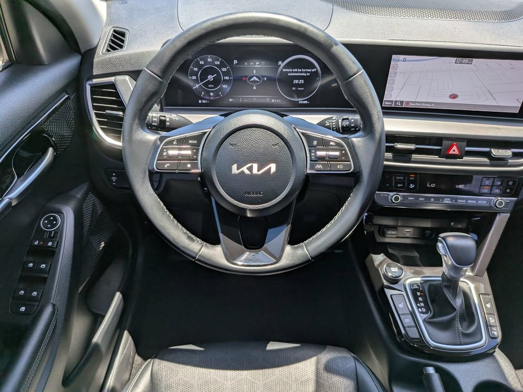 Certified 2025 Kia Seltos EX FWD image 15