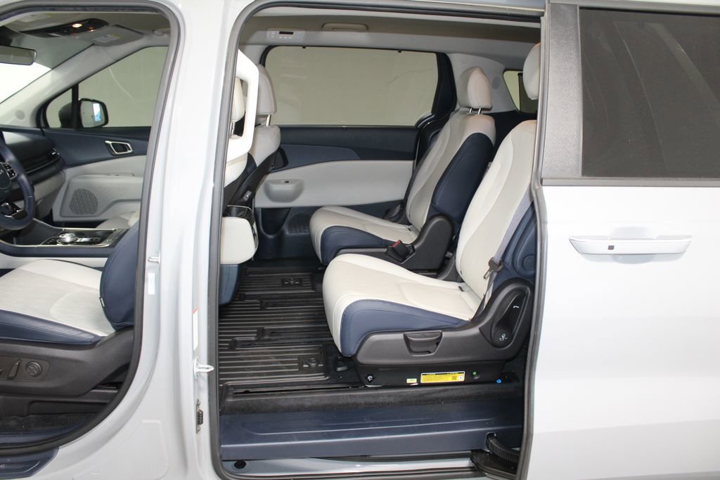 Used 2025 Kia Carnival EX image 37