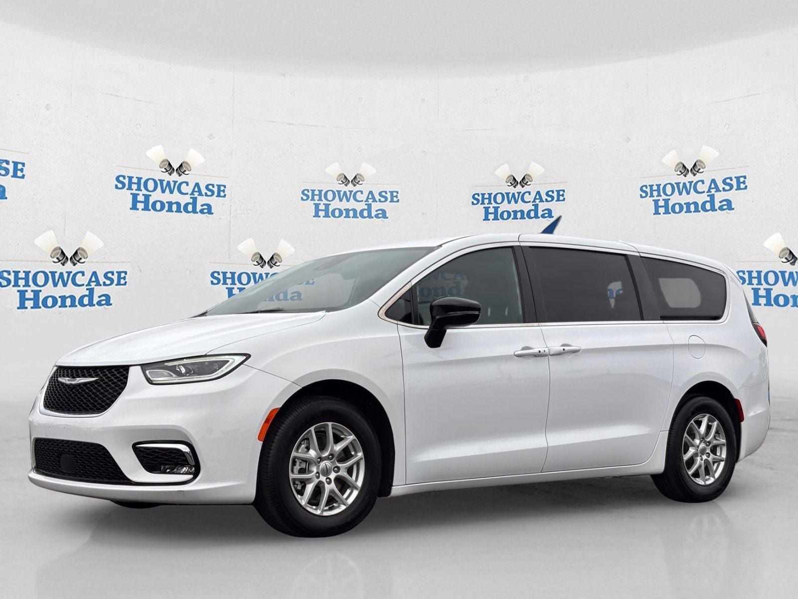 Used 2024 Chrysler Pacifica Touring FWD image 2