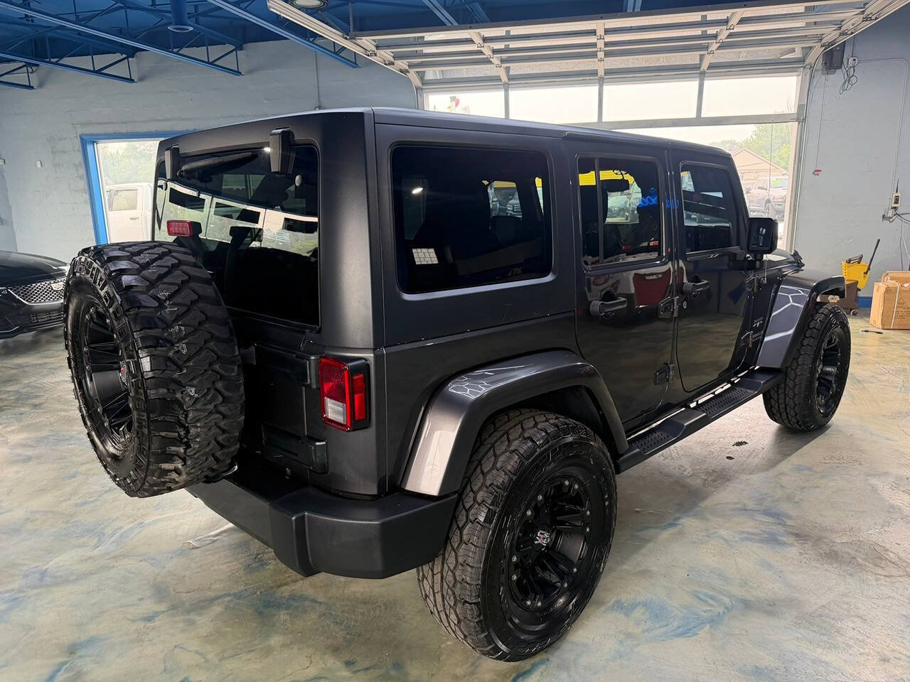 Used 2016 Jeep Wrangler Unlimited Sahara w/ Dual Top Group AWD/4WD image 8