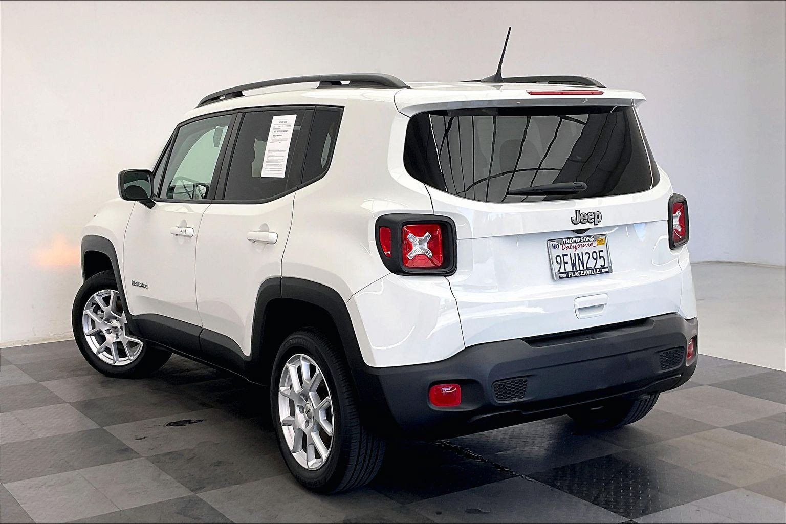 Used 2022 Jeep Renegade Latitude AWD/4WD image 9