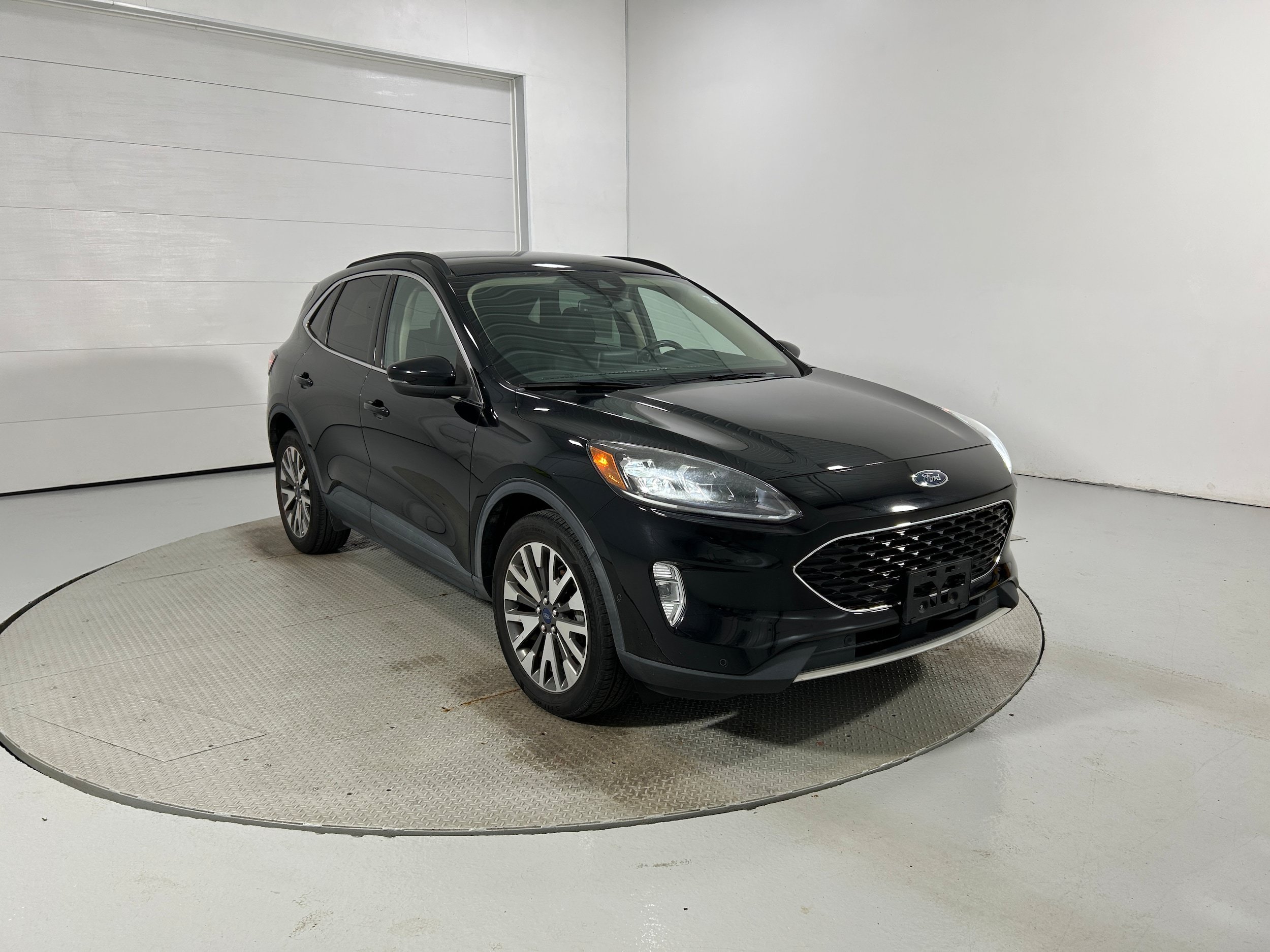 Used 2020 Ford Escape Titanium AWD/4WD image 2
